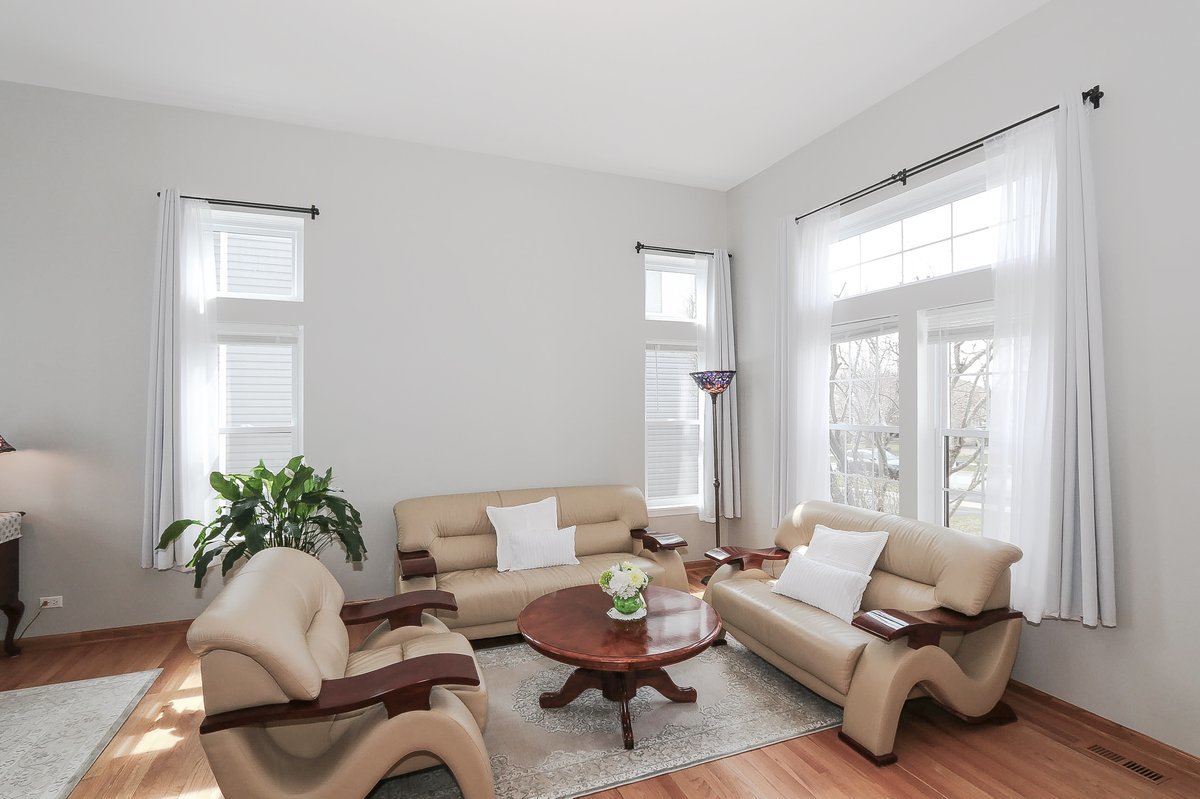 9015 Hillcrest Lane, Woodridge, IL 60517