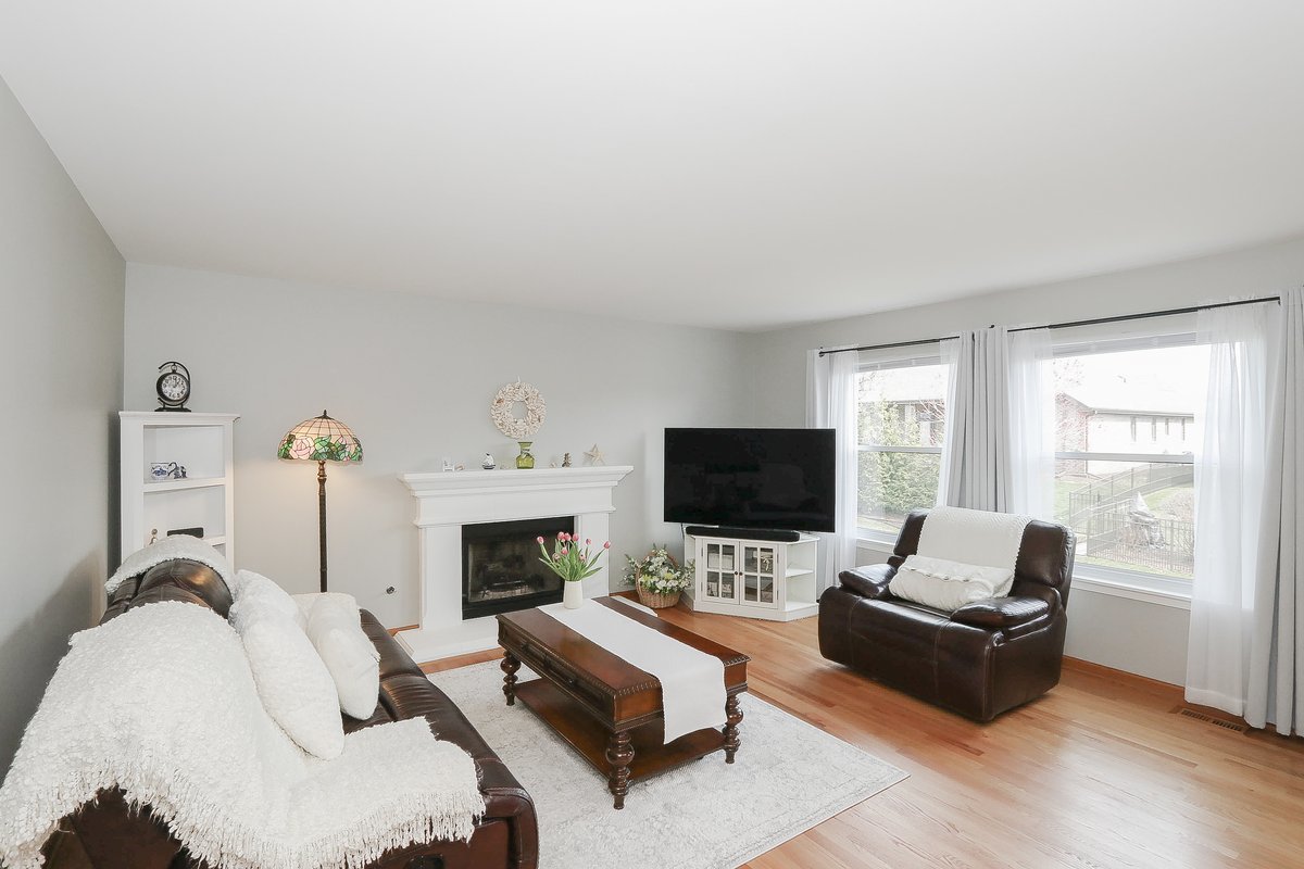 9015 Hillcrest Lane, Woodridge, IL 60517