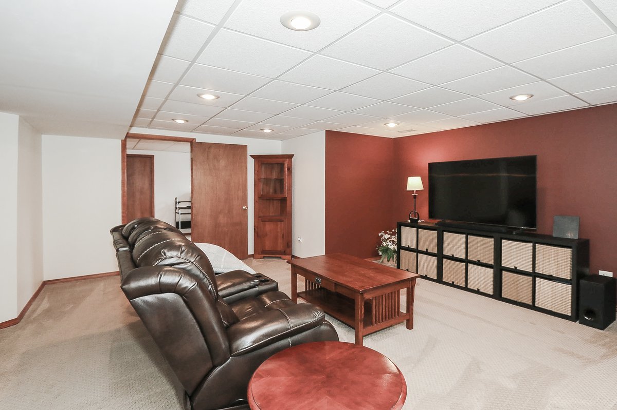 9015 Hillcrest Lane, Woodridge, IL 60517