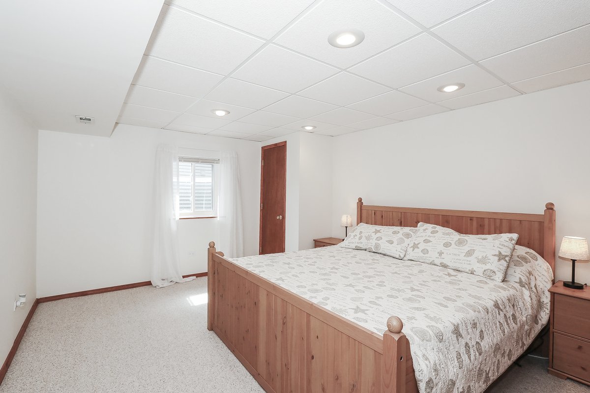 9015 Hillcrest Lane, Woodridge, IL 60517