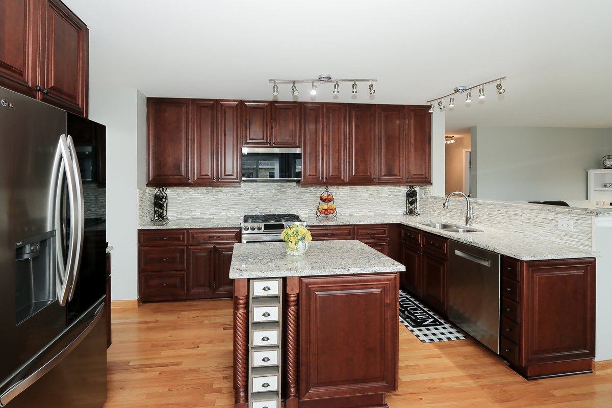 9015 Hillcrest Lane, Woodridge, IL 60517