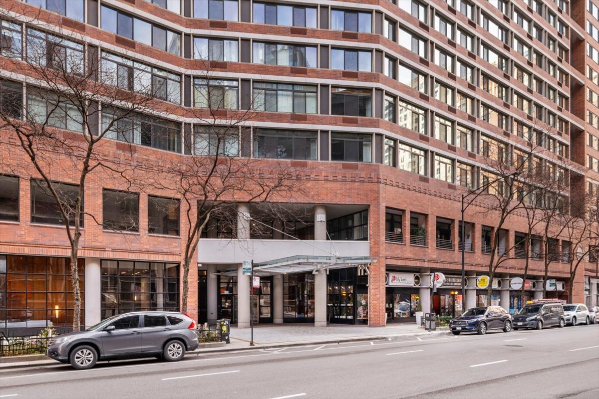 211 E Ohio Street #2004, Chicago, IL 60611