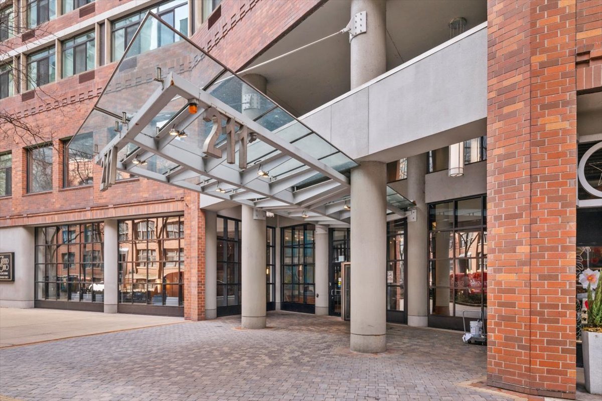 211 E Ohio Street #2004, Chicago, IL 60611