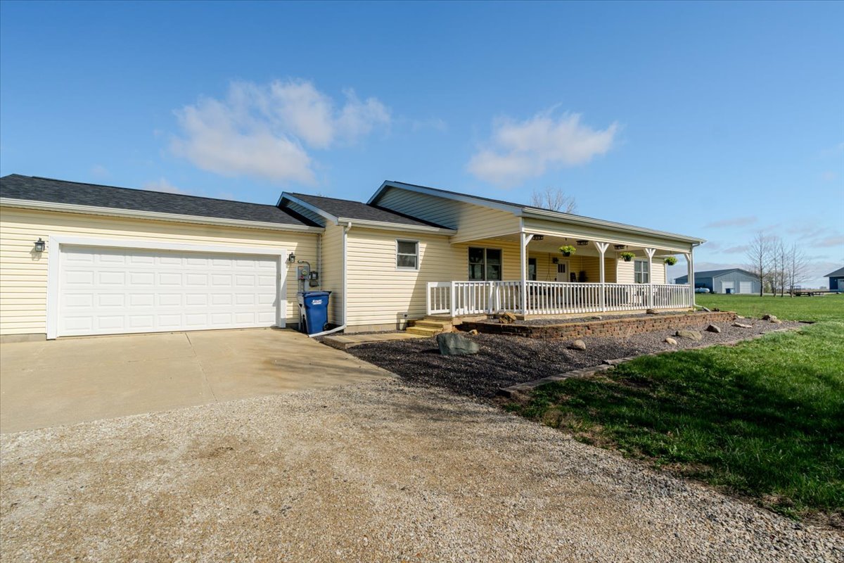 1388 E 2950 North Road, Mansfield, IL 61854