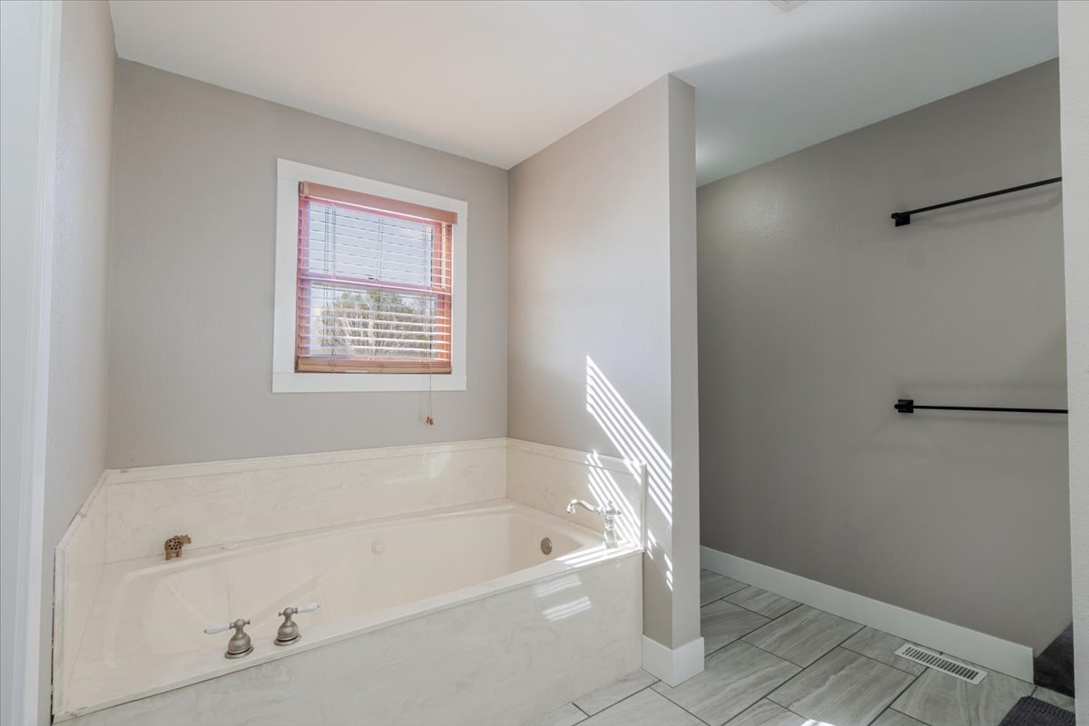 1388 E 2950 North Road, Mansfield, IL 61854