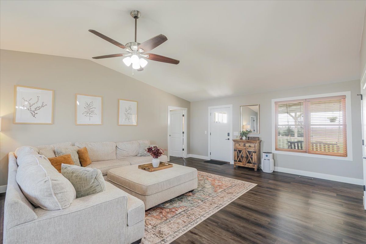 1388 E 2950 North Road, Mansfield, IL 61854