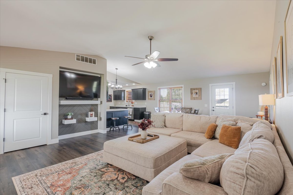 1388 E 2950 North Road, Mansfield, IL 61854