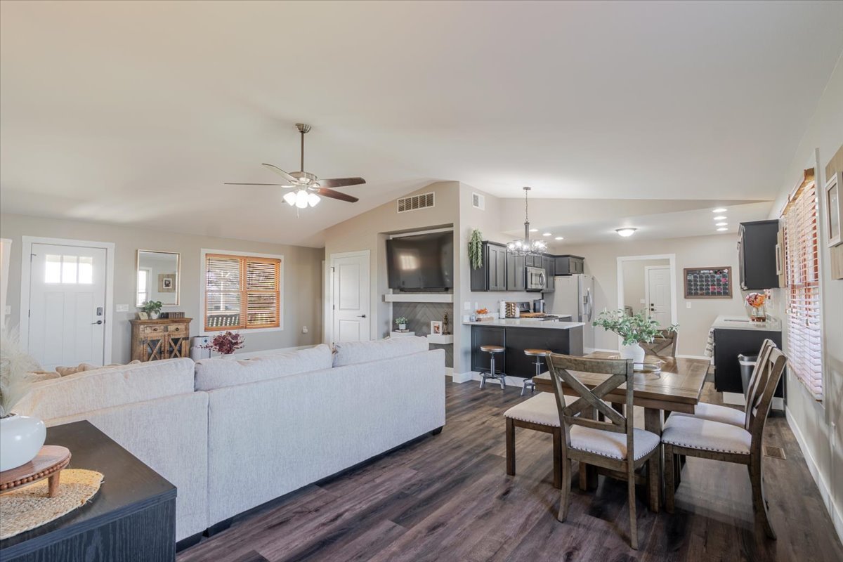 1388 E 2950 North Road, Mansfield, IL 61854