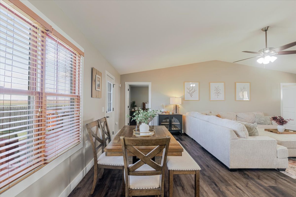 1388 E 2950 North Road, Mansfield, IL 61854