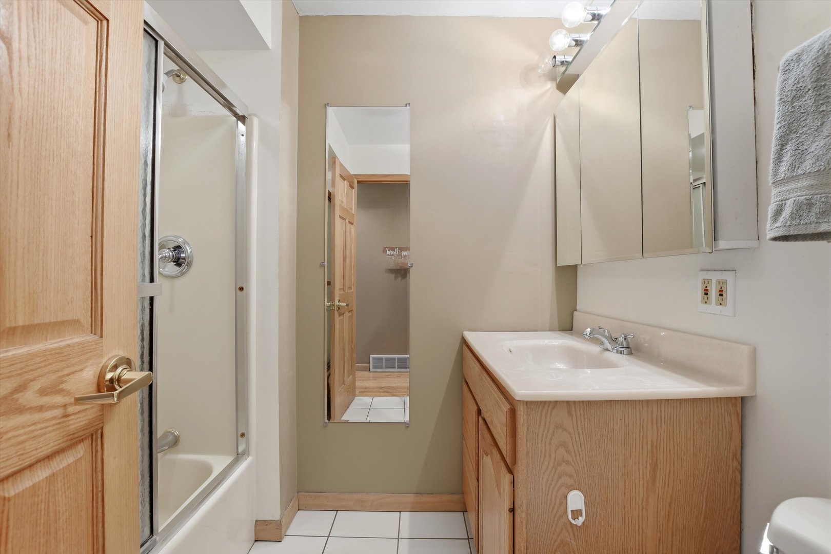 130 N Horner Lane, Mount Prospect, IL 60056