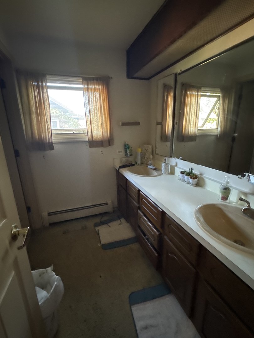 621 W Keith Avenue, Waukegan, IL 60085