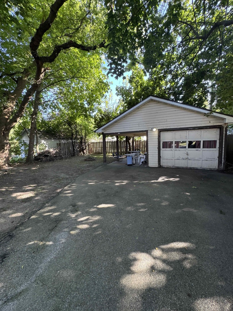 621 W Keith Avenue, Waukegan, IL 60085