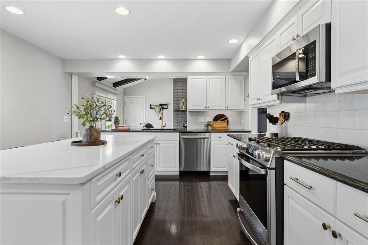 1221 Whirlaway Avenue, Naperville, IL 60540