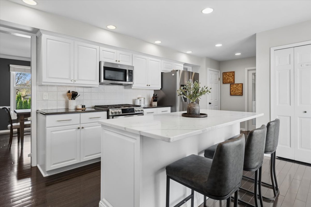 1221 Whirlaway Avenue, Naperville, IL 60540