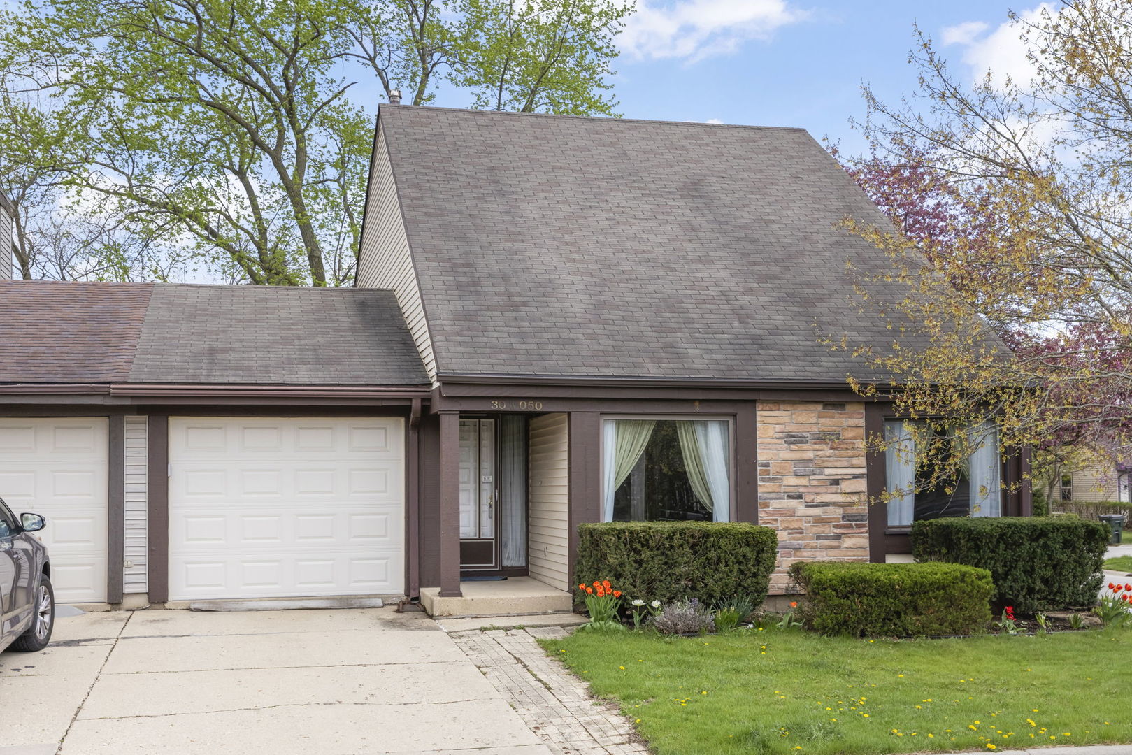 30W050 Mulberry Court, Warrenville, IL 60555