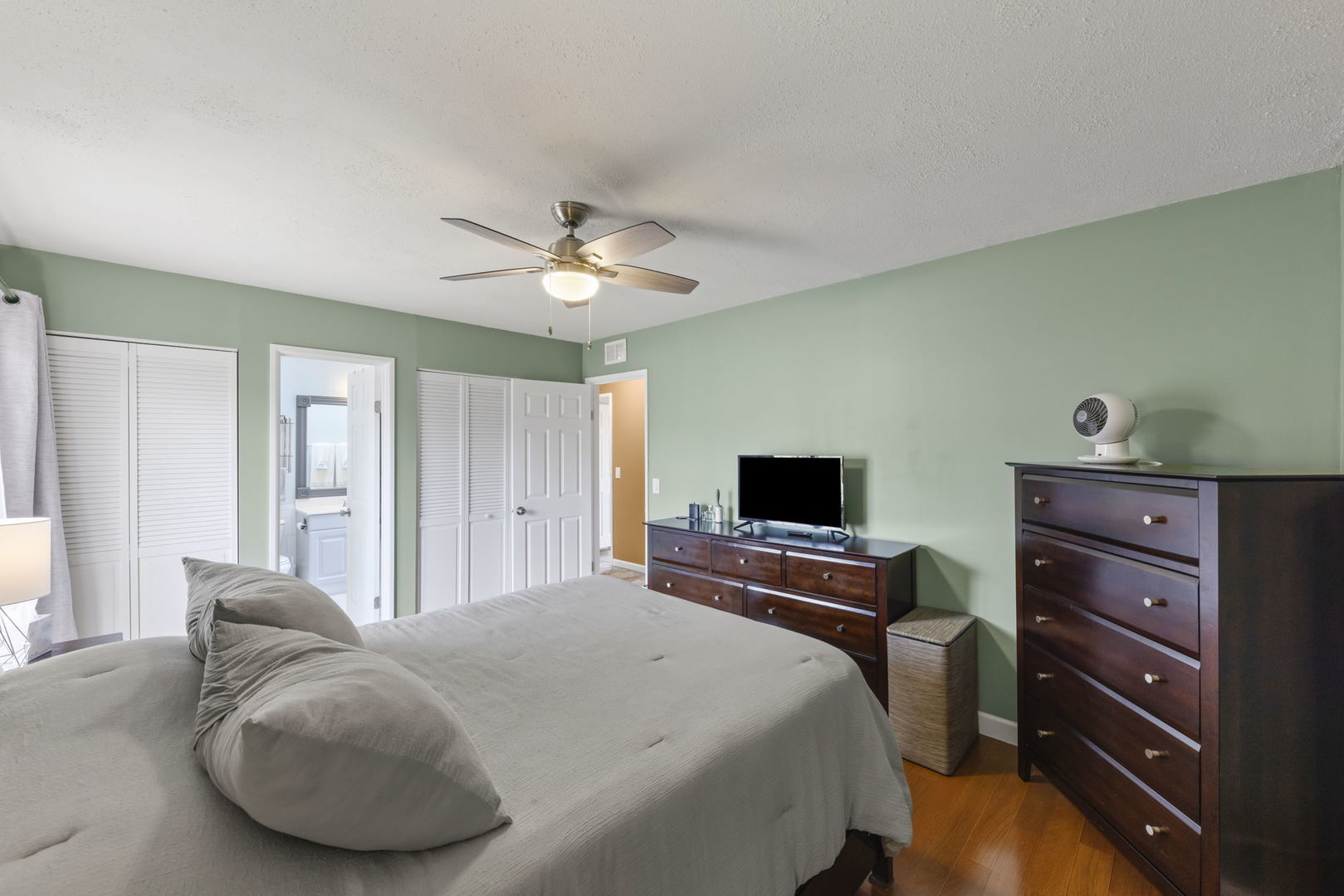 2508 Stonewall Avenue, Woodridge, IL 60517