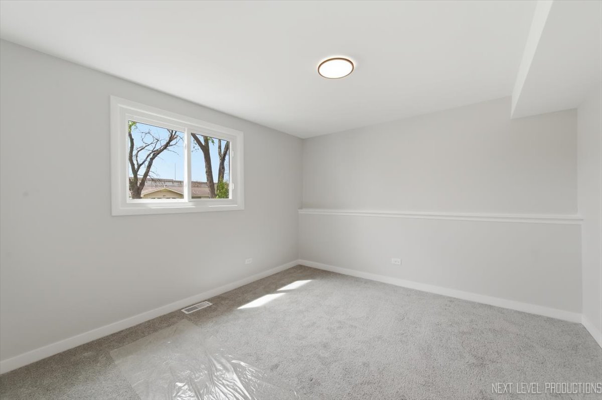 2S067 Beaumont Lane, Lombard, IL 60148