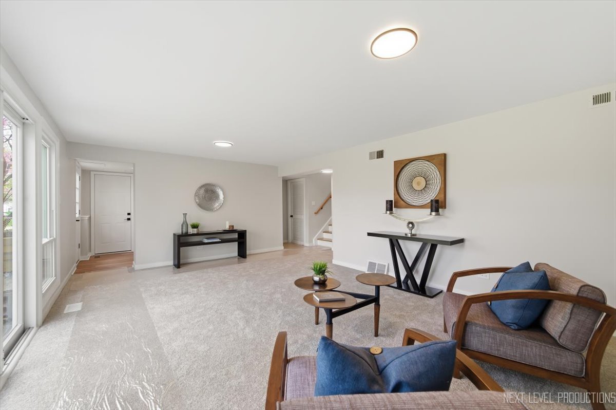 2S067 Beaumont Lane, Lombard, IL 60148