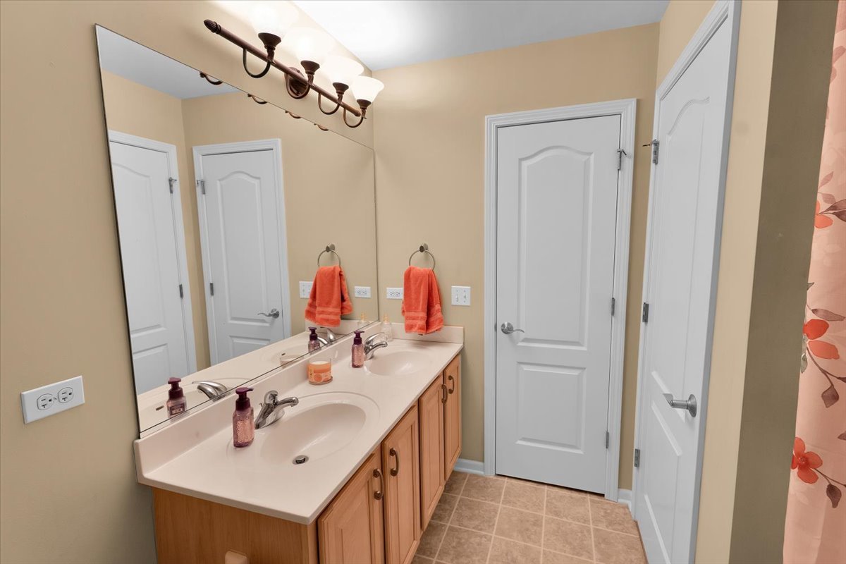 415 Mallard Point Drive, North Aurora, IL 60542