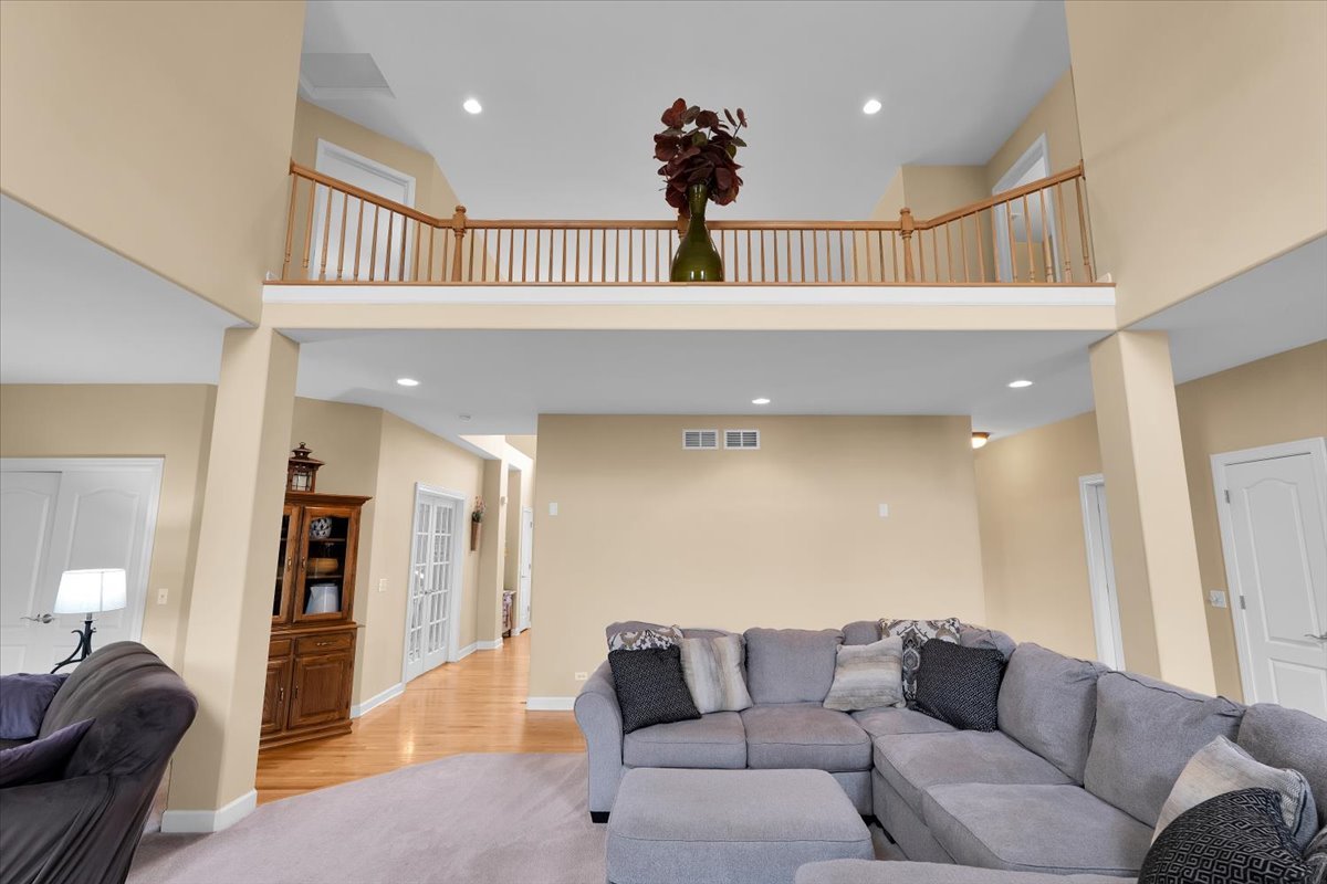 415 Mallard Point Drive, North Aurora, IL 60542