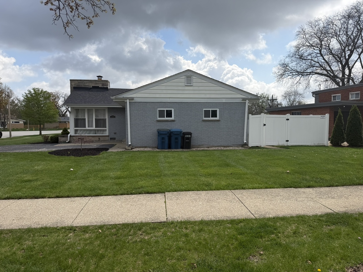 340 E Huntington Lane, Elmhurst, IL 60126