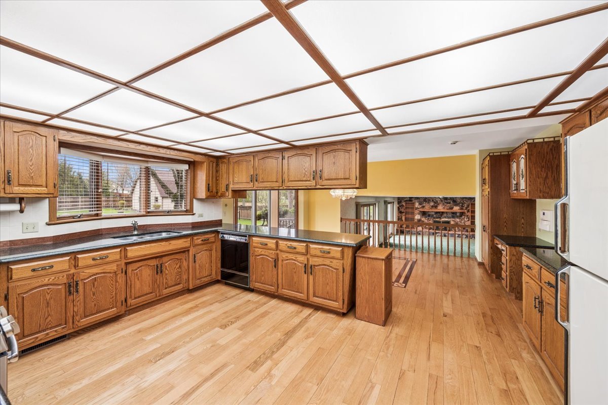 6037 Dunham Road, Downers Grove, IL 60516