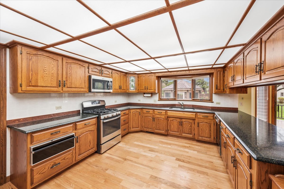 6037 Dunham Road, Downers Grove, IL 60516