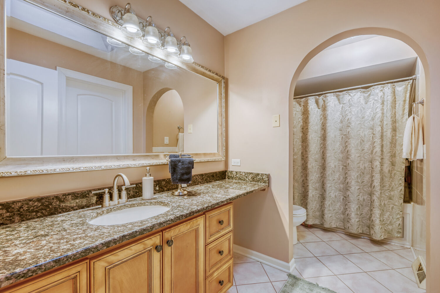 7642 W 92ND Place, Hickory Hills, IL 60457