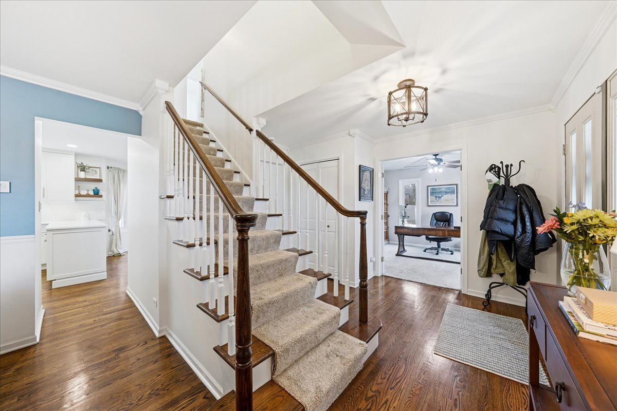 334 E MCKENNA Court, Elmhurst, IL 60126