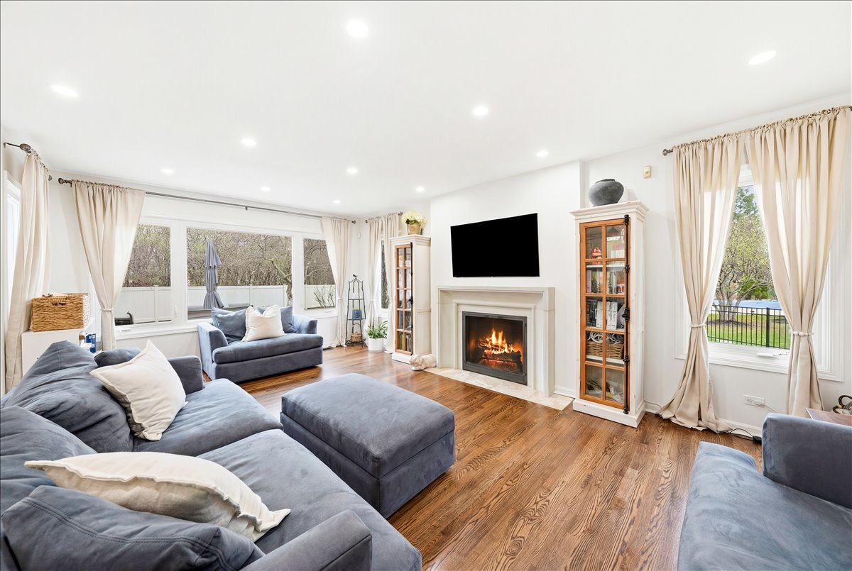 334 E MCKENNA Court, Elmhurst, IL 60126