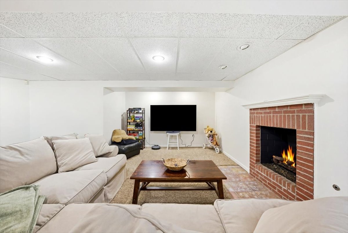 334 E MCKENNA Court, Elmhurst, IL 60126