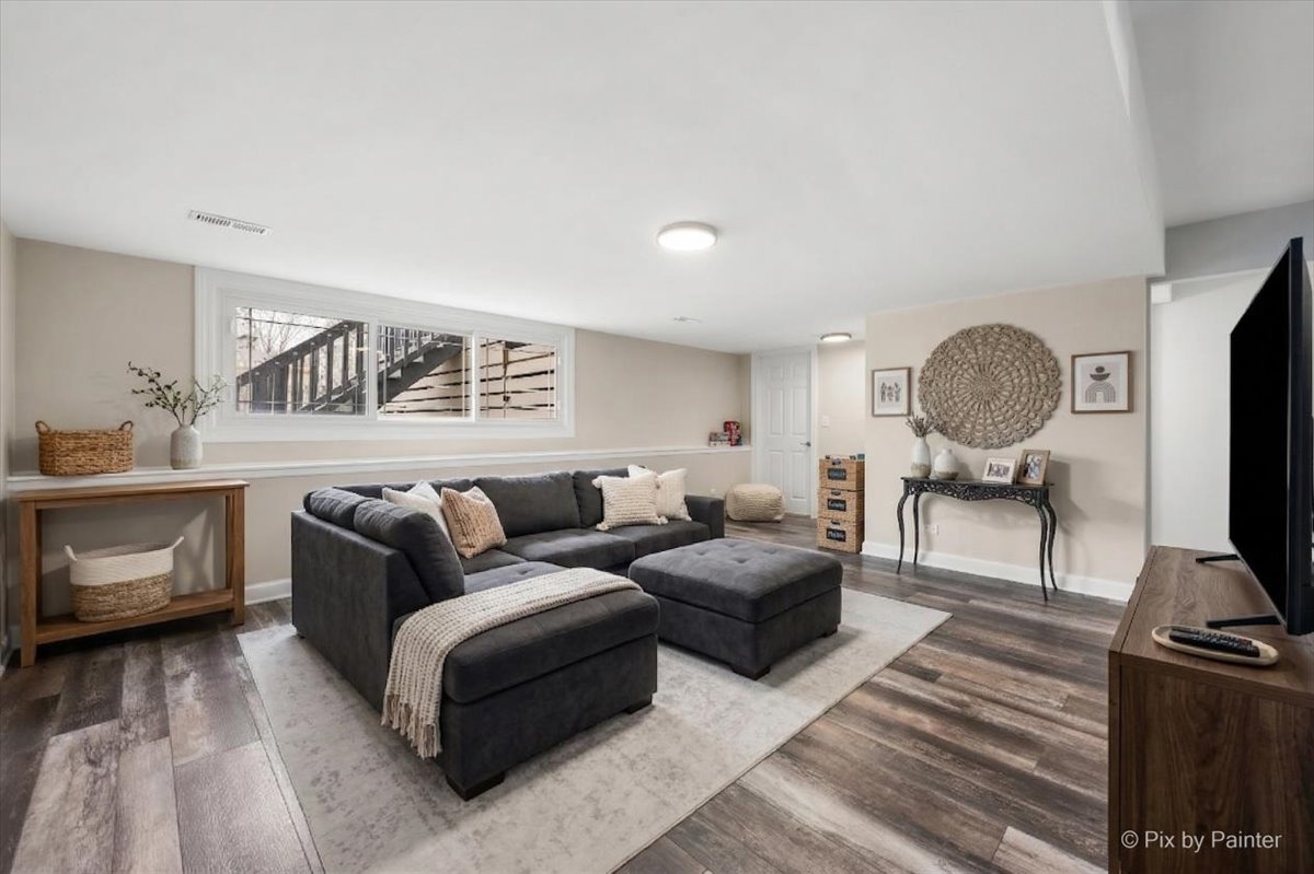 1908 Moore Avenue, St. Charles, IL 60174