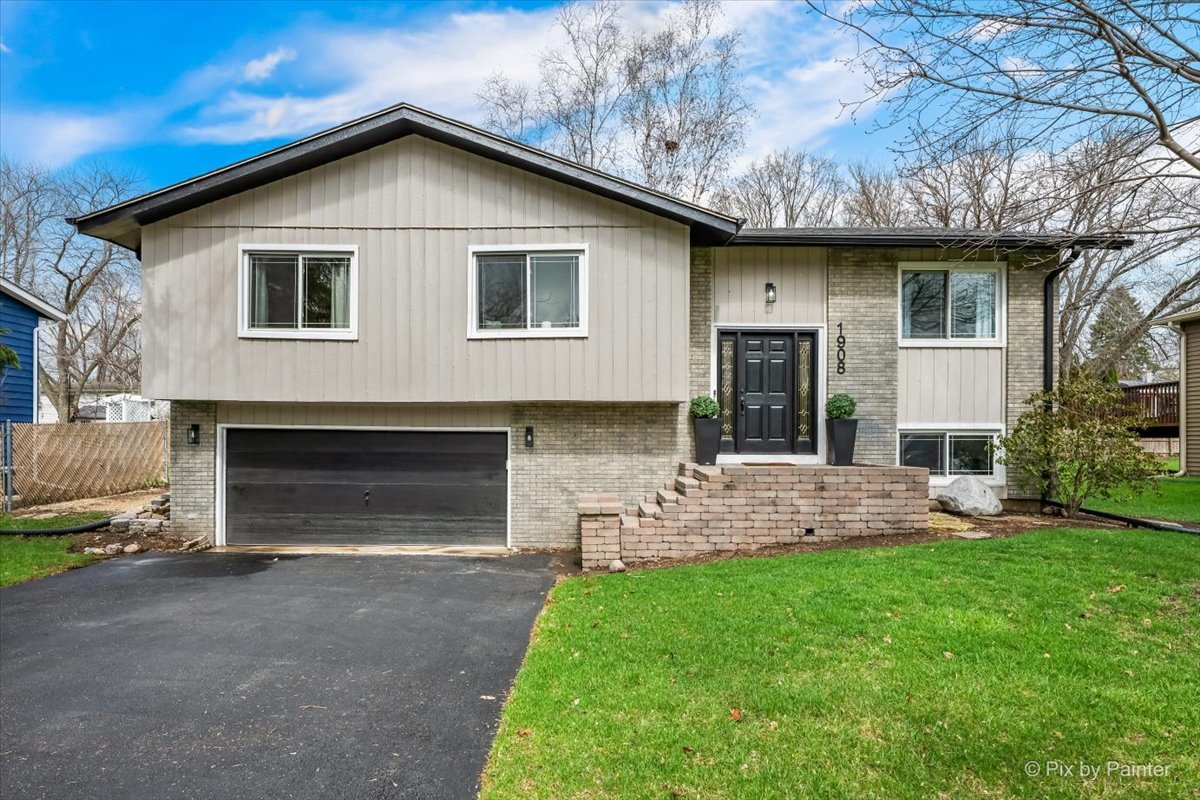 1908 Moore Avenue, St. Charles, IL 60174