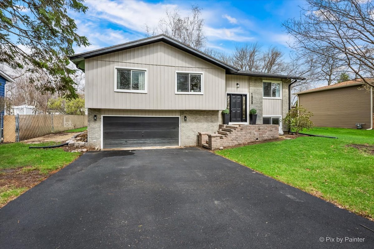 1908 Moore Avenue, St. Charles, IL 60174