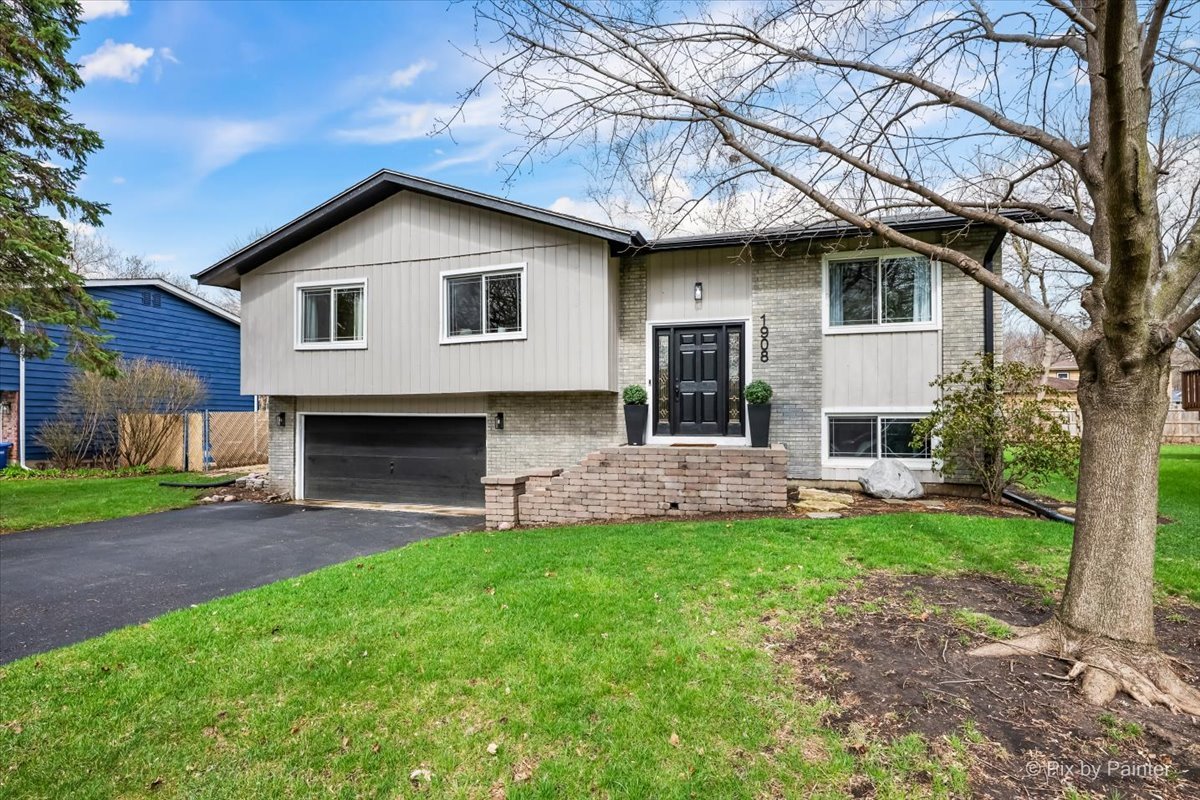 1908 Moore Avenue, St. Charles, IL 60174