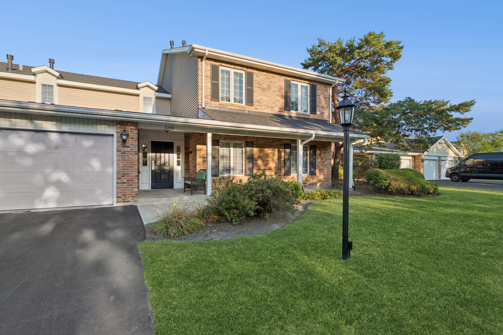 7235 Willow Way Lane #B, Willowbrook, IL 60527