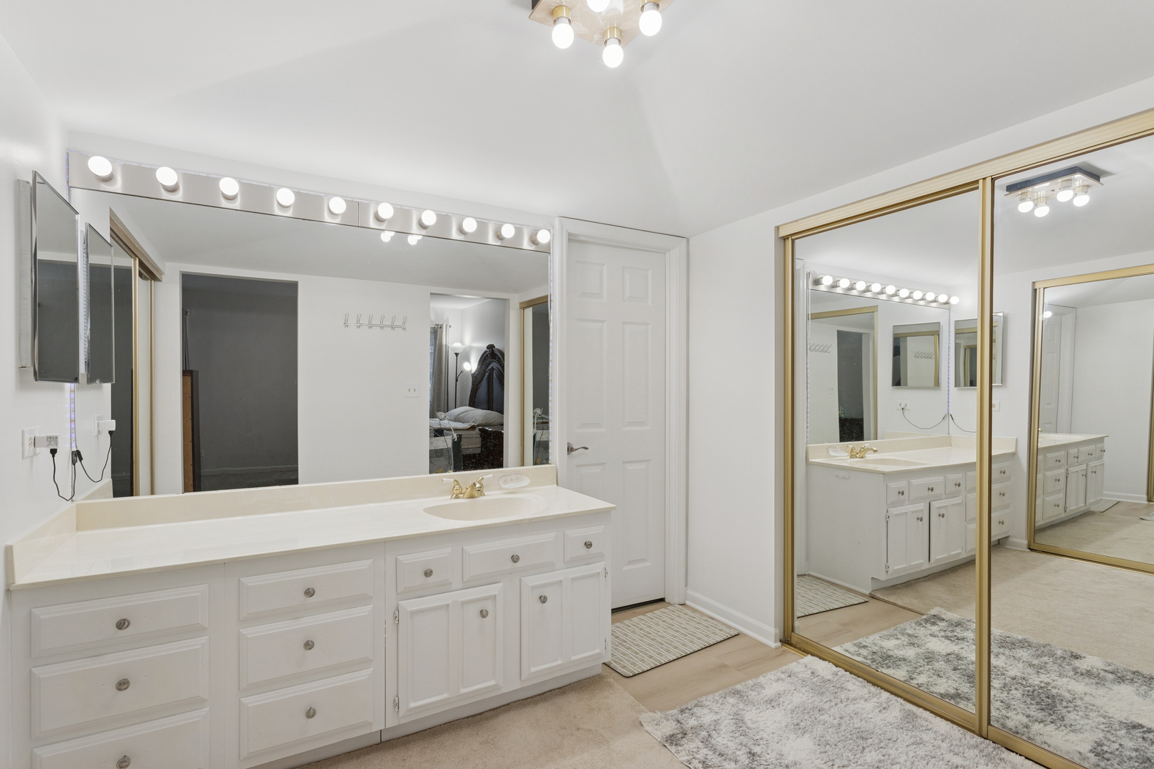 7235 Willow Way Lane #B, Willowbrook, IL 60527