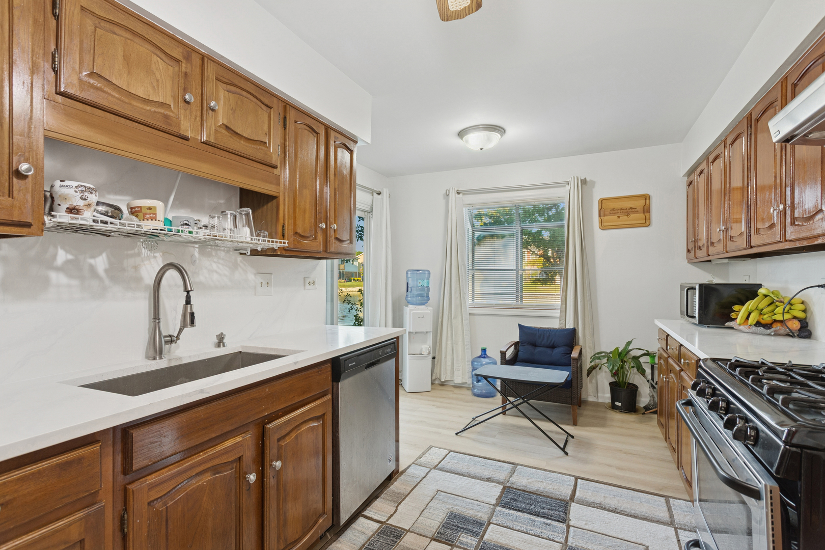 7235 Willow Way Lane #B, Willowbrook, IL 60527