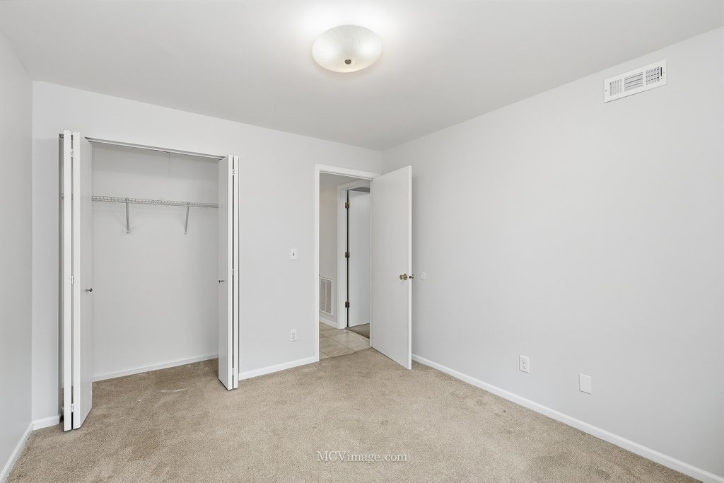 2390 Bicentennial Avenue #8, Crest Hill, IL 60403