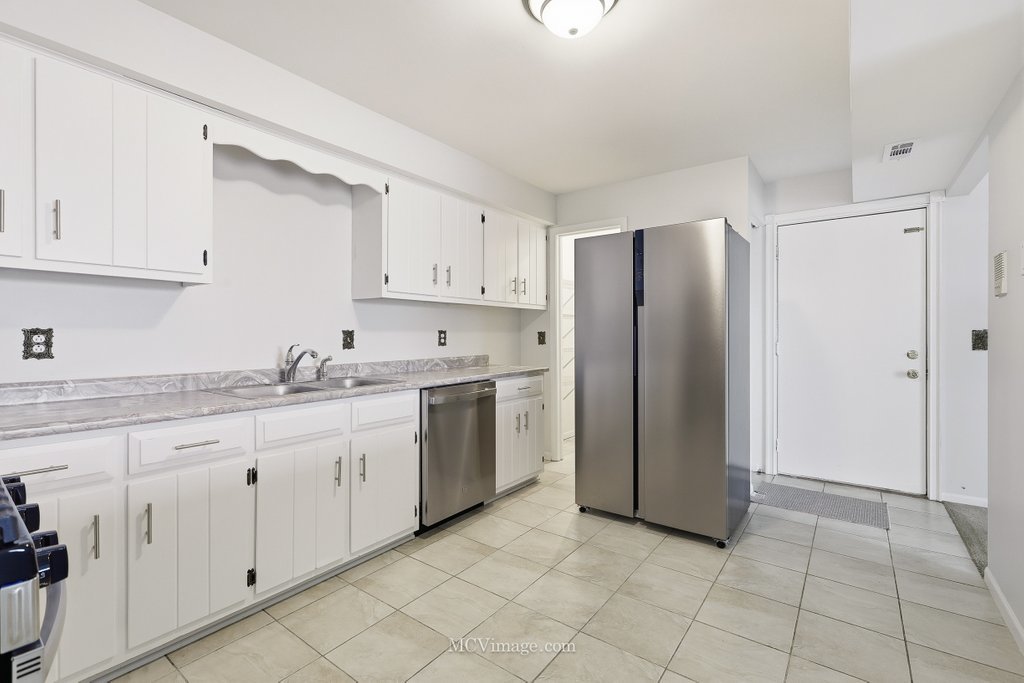 2390 Bicentennial Avenue #8, Crest Hill, IL 60403