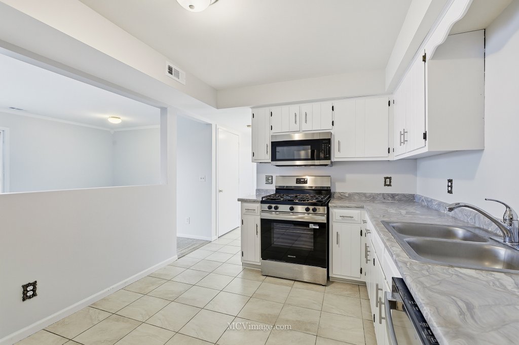 2390 Bicentennial Avenue #8, Crest Hill, IL 60403