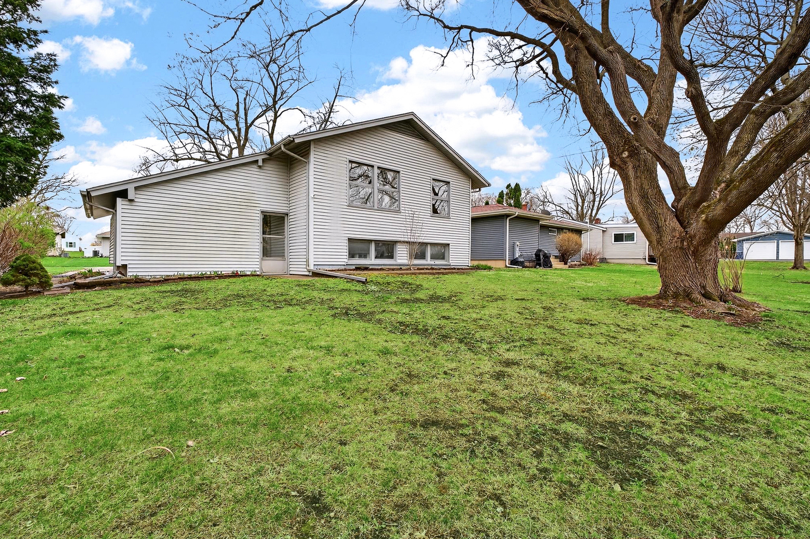 305 S 13th Street, St. Charles, IL 60174