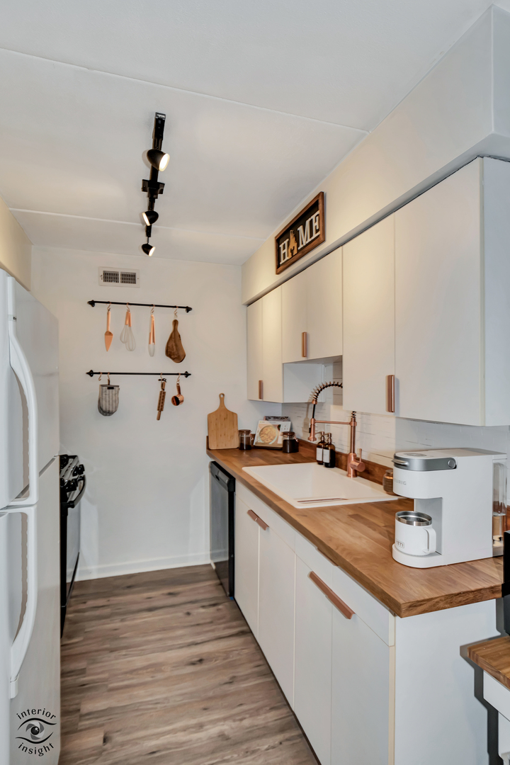 7140 166th Street #201, Tinley Park, IL 60477