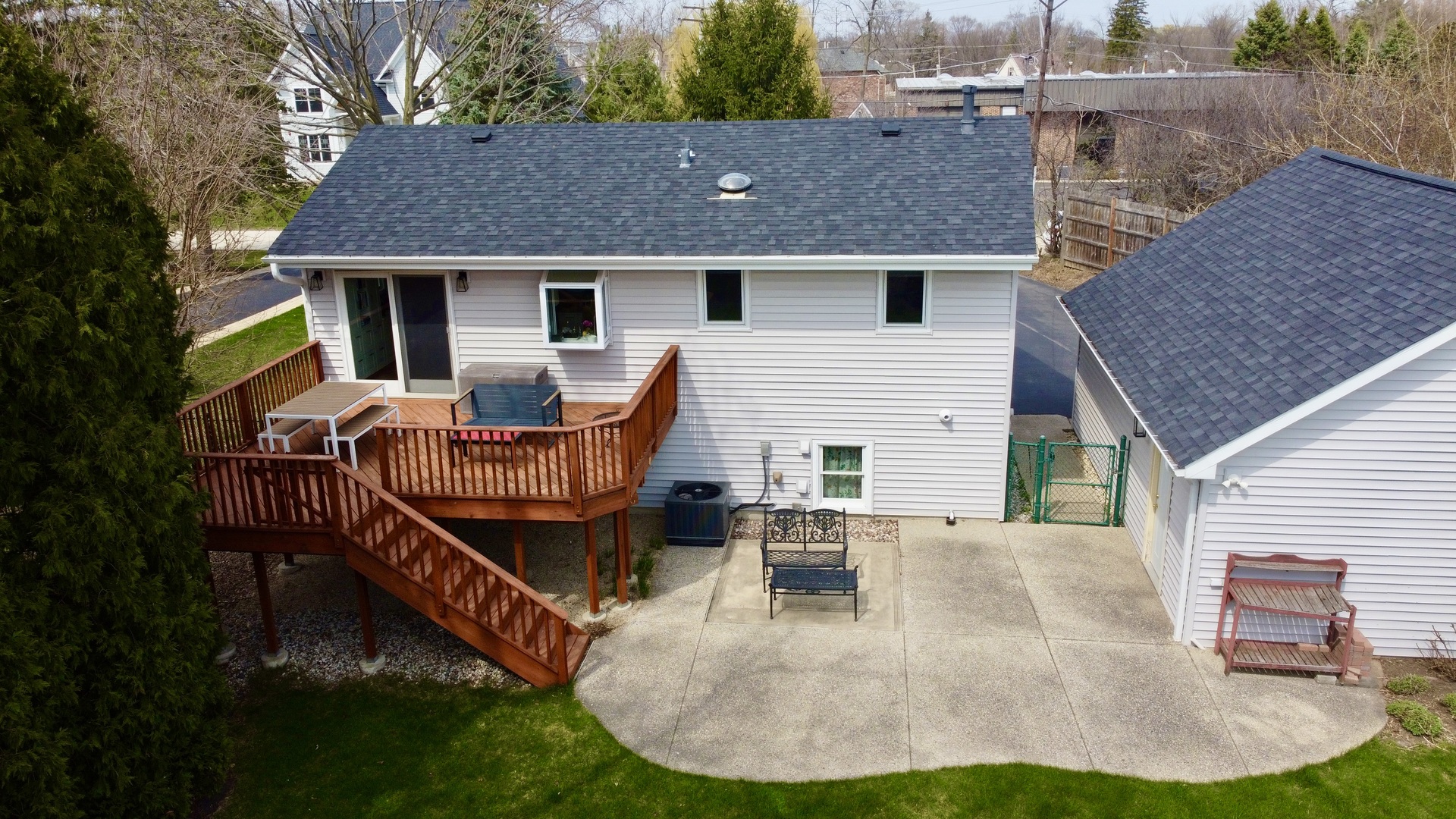 904 W Woodland Road, Lake Bluff, IL 60044