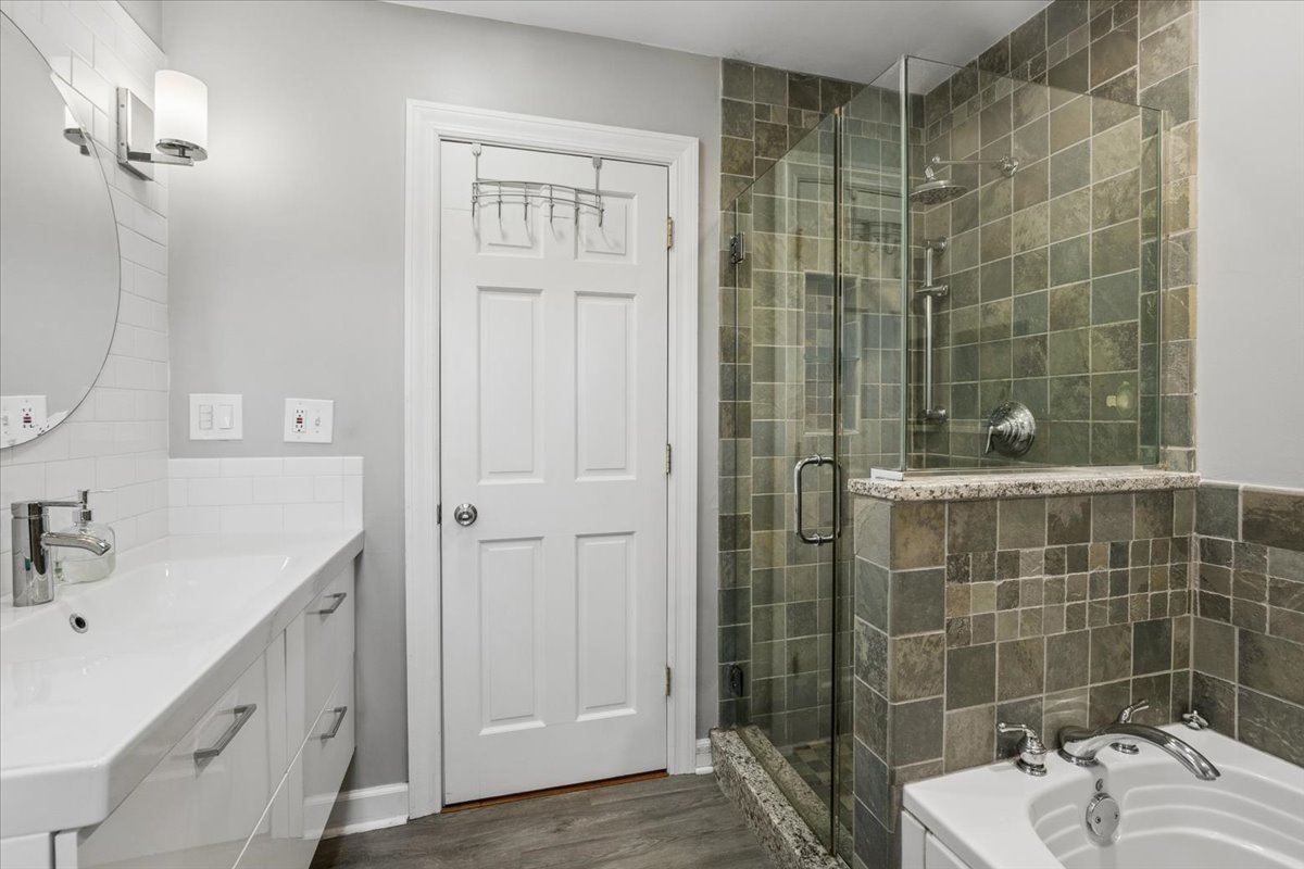 904 W Woodland Road, Lake Bluff, IL 60044