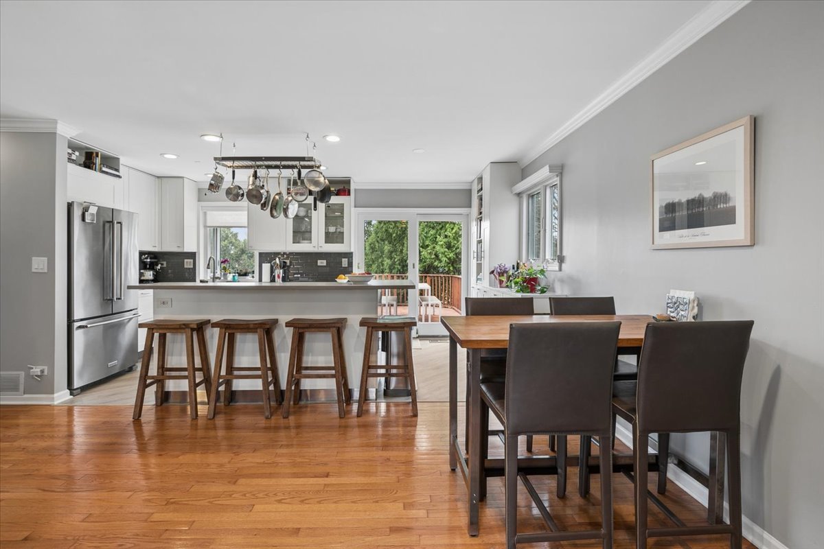 904 W Woodland Road, Lake Bluff, IL 60044