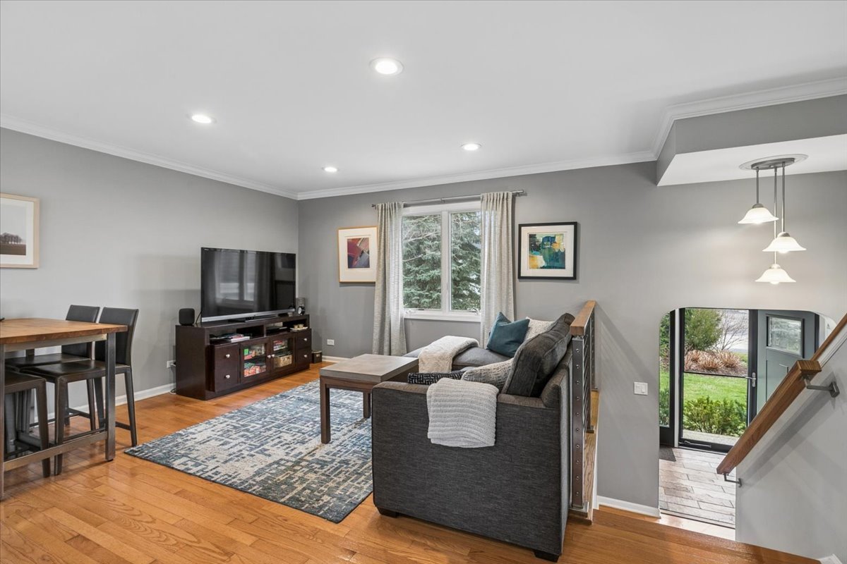 904 W Woodland Road, Lake Bluff, IL 60044