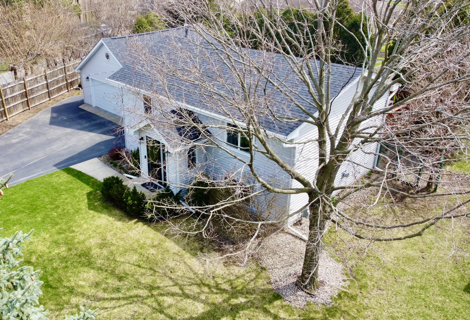 904 W Woodland Road, Lake Bluff, IL 60044