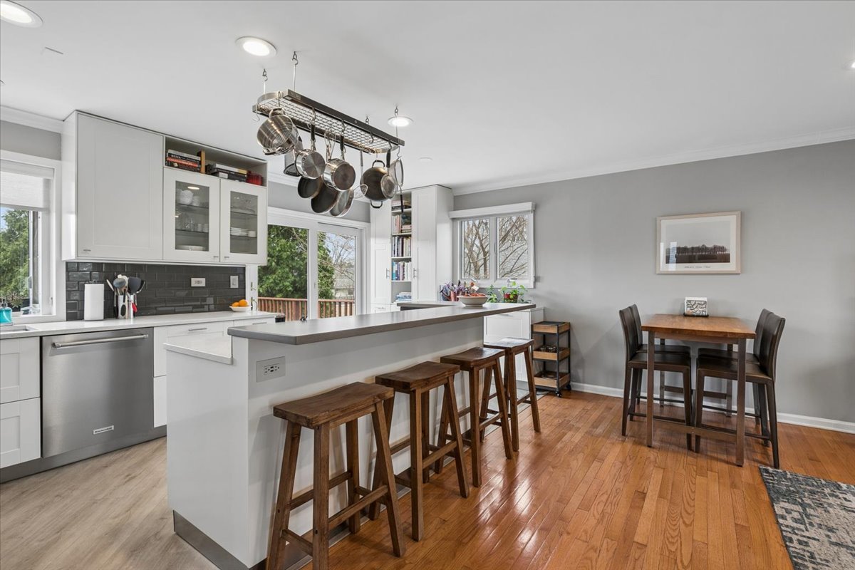 904 W Woodland Road, Lake Bluff, IL 60044