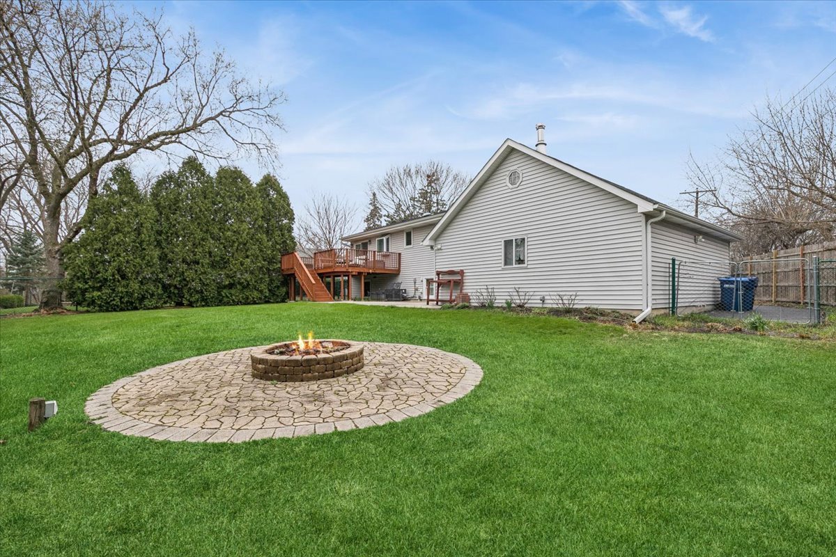 904 W Woodland Road, Lake Bluff, IL 60044